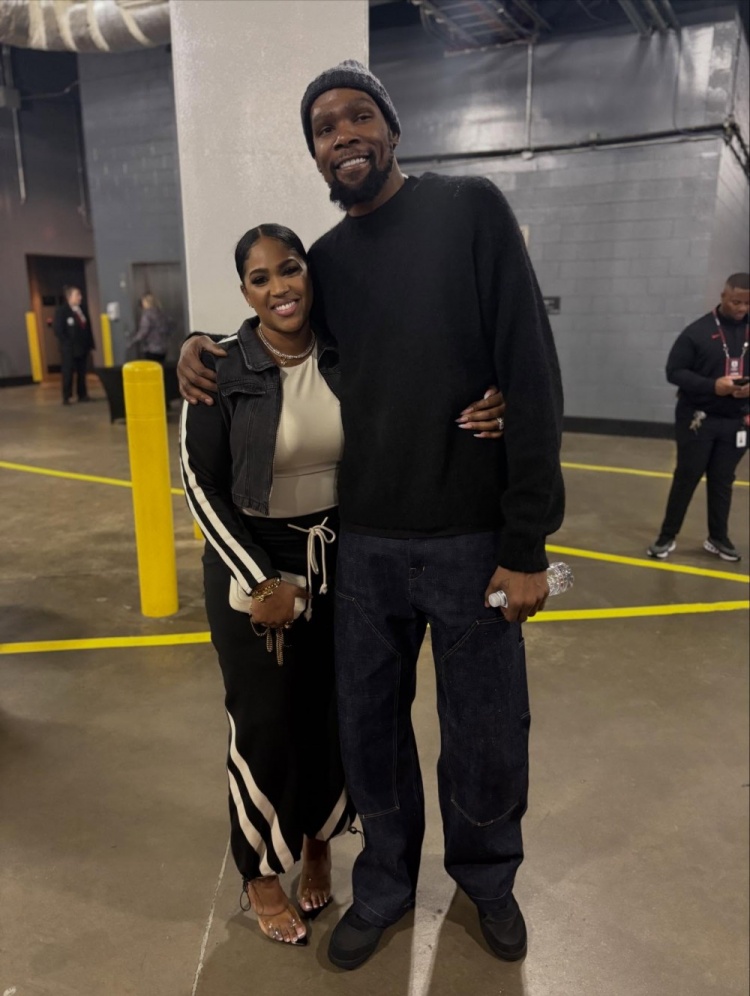 开云官网-帕金斯晒照：好久没见到杜兰特了 但我的妻儿去看了场他的比赛