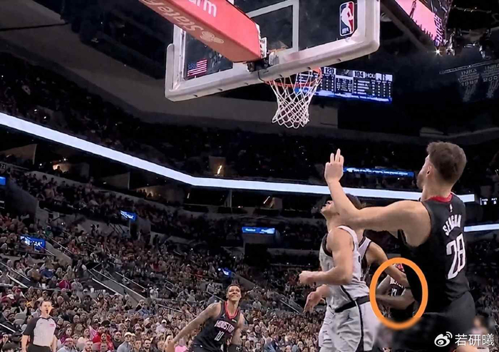 kaiyun-马刺赢了火箭23分，乌杜卡死守老将不换人，年轻球员坐穿板凳|三分球|申京|卡斯尔|圣安东尼奥马刺队|德文-瓦塞尔_新浪体育_新浪新闻